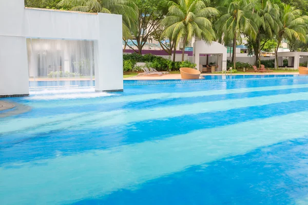 Beautiful turquoise swimming pool with large white structure of — Stock Photo, Image