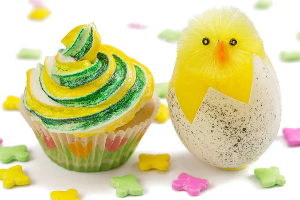 Cupcake jaune et vert avec poussin jouet et décorat multicolore — Photo