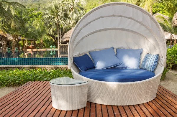 Bonita silla redonda blanca acogedora con dosel y cojines azules — Foto de Stock