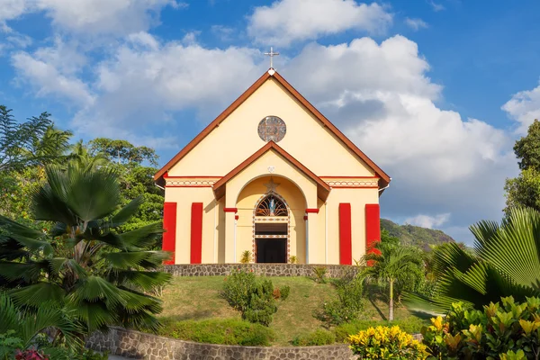 Μικρή εκκλησία πάνω σε ένα λόφο στην ηλιόλουστη καλοκαιρινή μέρα — Φωτογραφία Αρχείου