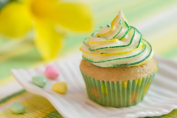 黄緑色の動機のカップケーキ — ストック写真