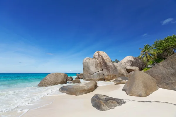 Massi di granito sulla spiaggia di Carana dell'isola di Mahe, Seychelles — Foto Stock