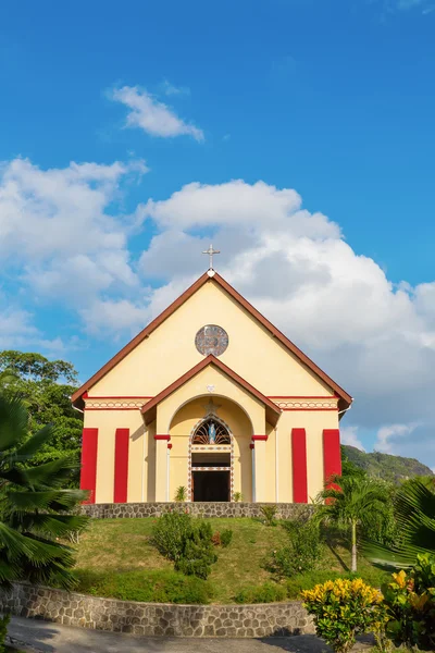 Kirche auf einem Hügel an einem sonnigen Sommertag — Stockfoto