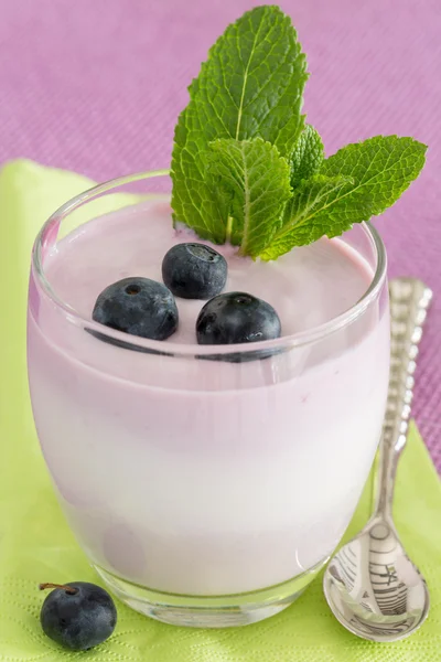 Single glass of fruit yogurt dessert with blueberries and mint d — Stock Photo, Image