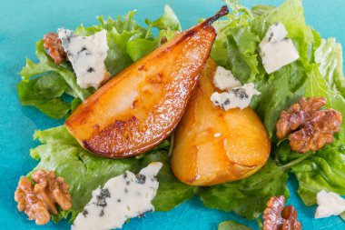 caramelised armut, ceviz ve mavi peynir salatası