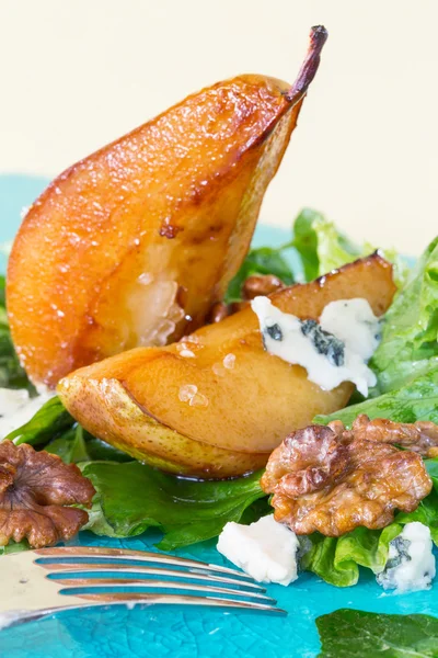 Ensalada con peras caramelizadas, nueces y queso azul, vertical — Foto de Stock