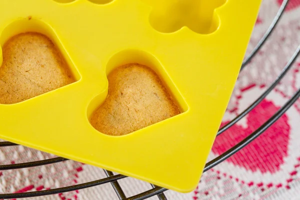 Corazones de pastel de esponja de vainilla en molde de silicona amarillo — Foto de Stock