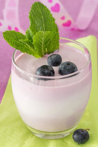 Single glass of fruit yogurt dessert with blueberries and mint d — Stock Photo, Image
