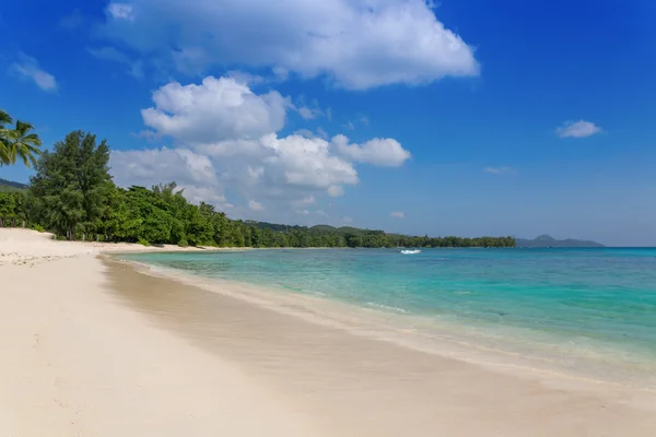 Praia de areia na ilha de Mahe, Seychelles — Fotografia de Stock