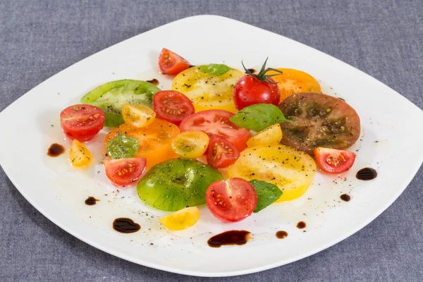 Färgglada tomatsallad — Stockfoto