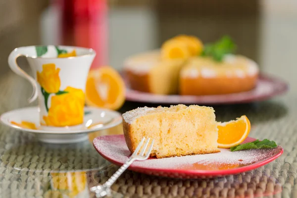 Rebanada de pastel de naranja recién cocinado — Foto de Stock