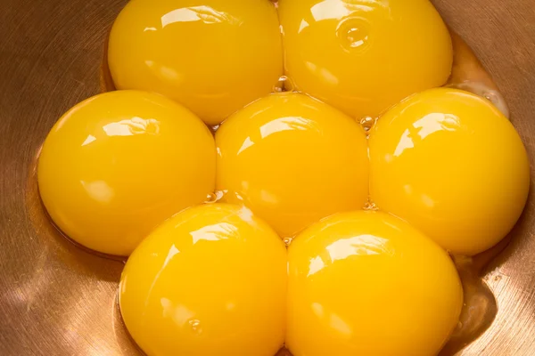 Telur kuning telur dalam mangkuk capper — Stok Foto