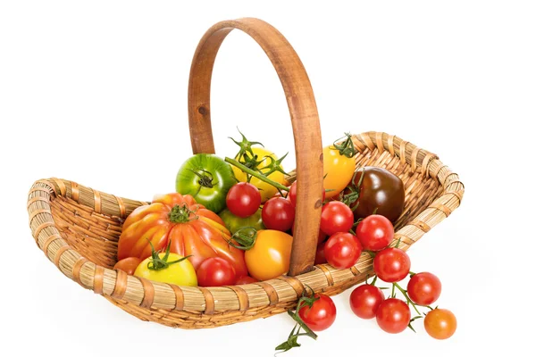 Variedad de tomates frescos de colores en cesta, sobre blanco — Foto de Stock
