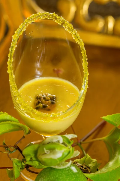 Glas van passion fruit mousse, met verse groene passie vruchten — Stockfoto