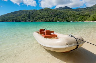 Kauçuk tekne park deniz kıyısında