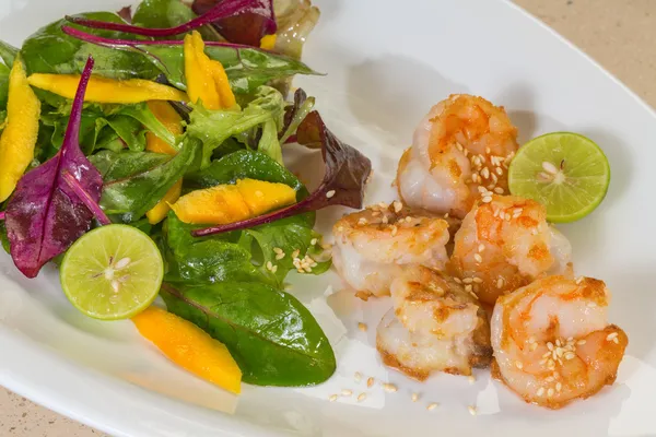 Ensalada fresca con gambas fritas, variedad de hojas de ensalada, mango, a —  Fotos de Stock