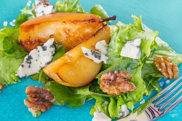 Salade met gekarameliseerde peren, walnoten en blauwe kaas — Stockfoto