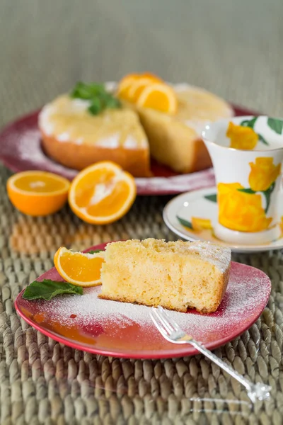 Rebanada de pastel de naranja recién cocinado — Foto de Stock