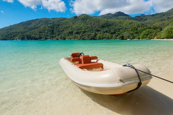 Kauçuk tekne park deniz kıyısında