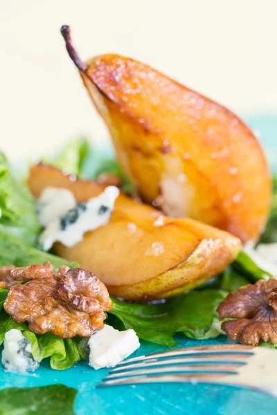 Ensalada con peras caramelizadas, queso azul y nueces — Foto de Stock