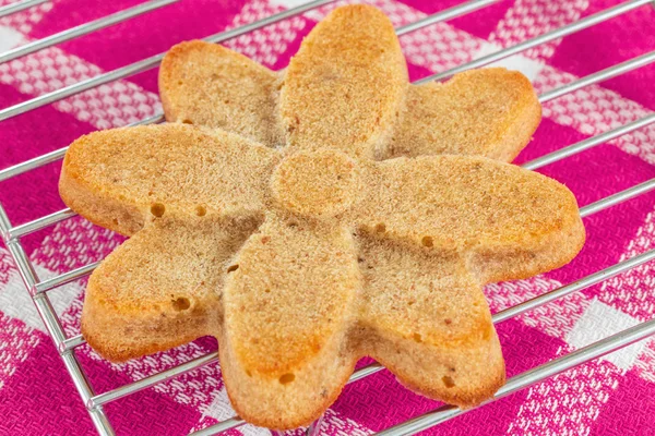 Panecillo casero en forma de flor en el estante de enfriamiento — Foto de Stock