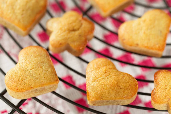 Homemade heart shaped banana muffins cooling on metal rack — Stock Photo, Image