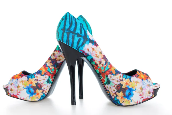 Belle scarpe a stiletto multicolore su bianco — Foto Stock