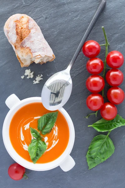 Overhead view of a bowl of tomato soup — Stock Photo, Image