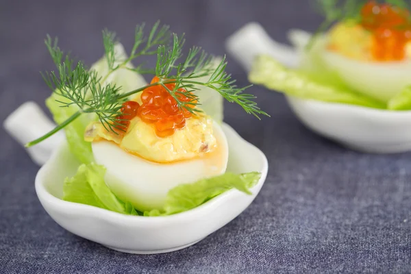 Bemannad ägg förrätt med röd kaviar garnering och dill dekoratio — Stockfoto