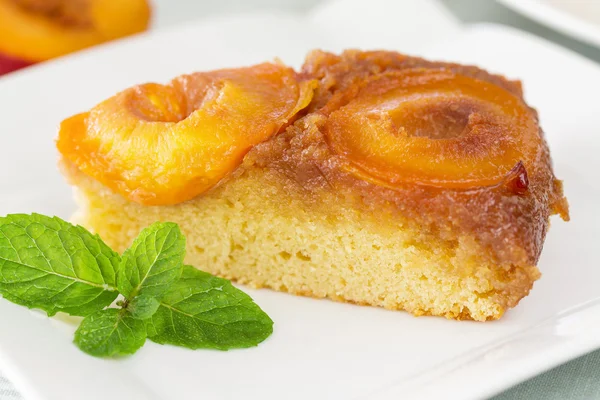 Rebanada de pastel de ciruela — Foto de Stock