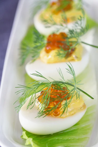 Στελεχωμένο αυγό ορεκτικό με γαρνιτούρα και άνηθο παιχνίδι κόκκινο χαβιάρι — Φωτογραφία Αρχείου