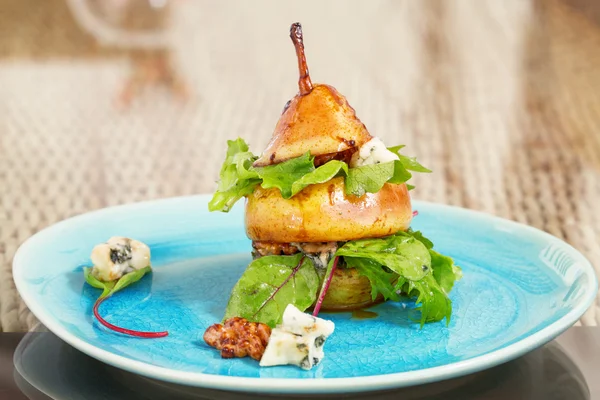 Original way to serve pear salad with green leafs, blue cheese a — Stock Photo, Image