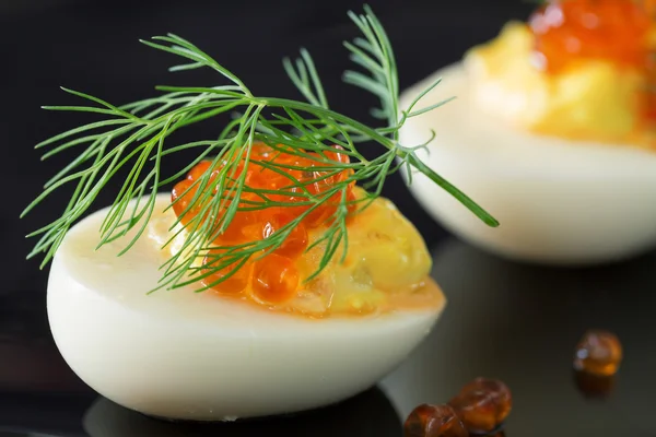 Gefüllte Eier mit rotem Kaviar und Dilldekoration — Stockfoto