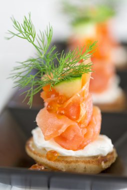 somon füme ve ekşi krema, dereotu ile süslenmiş blini ve
