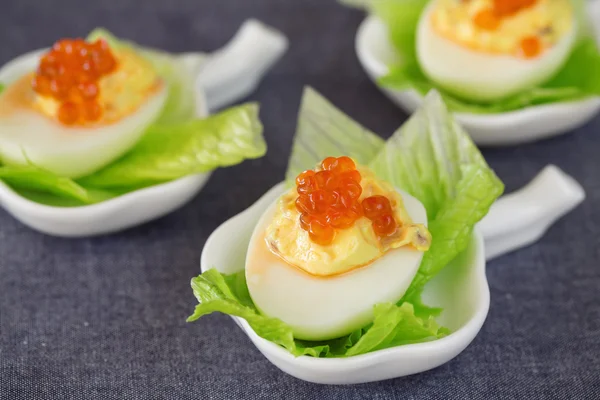 Aperitivo de huevo con personal con guarnición de caviar rojo — Foto de Stock