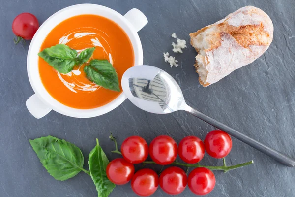 Soupe de tomate sobre fondo gris — Foto de Stock