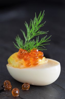 Kırmızı havyar garnitür ve dereotu dekorasyonu ile personel yumurta
