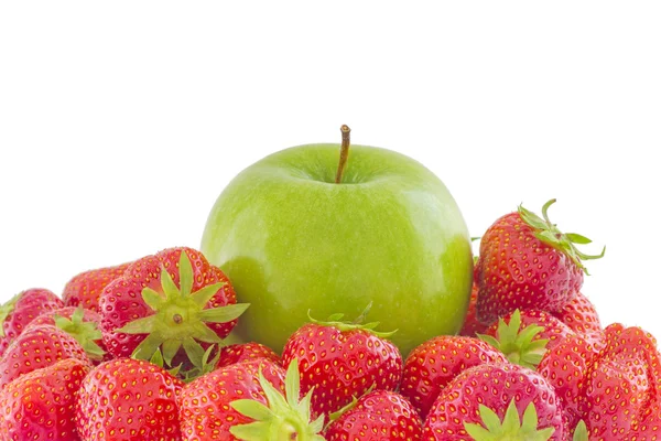 Große Gruppe frischer Erdbeeren und großer grüner Apfel, isoliert — Stockfoto