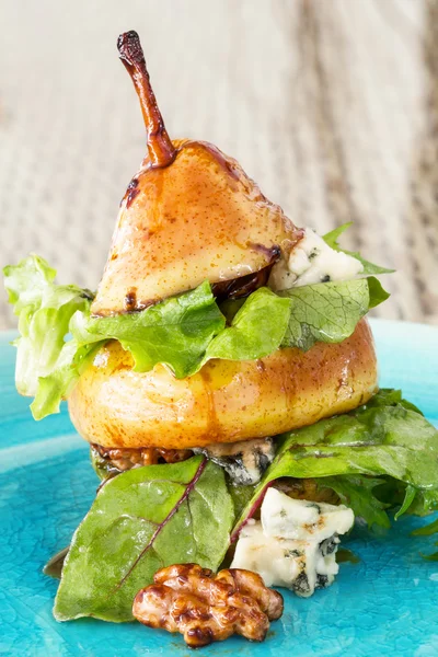 녹색 배 샐러드를 봉사 하기 위하여 원래 방법 잎, 블루 치즈는 — 스톡 사진