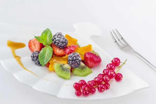 Ernährung, gesunder bunter Obstsalat auf dem weißen Teller — Stockfoto