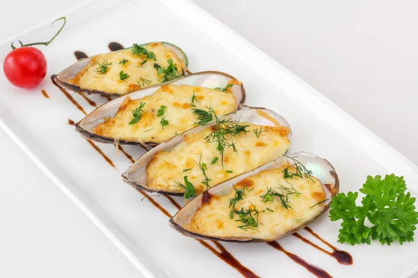 Mejillones al horno bajo salsa de queso crema, adornado con eneldo y —  Fotos de Stock