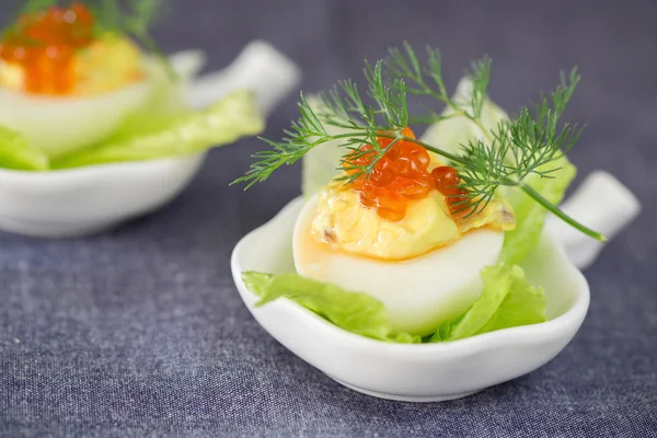 Aperitivo de ovo com caviar vermelho decorar e dill decoratio — Fotografia de Stock