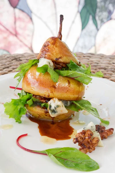 Verticale samenstelling van pear salade met groene bladeren, blauwe kaas — Stockfoto