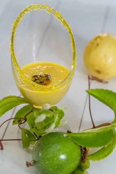 Copa de mousse de maracuyá, con fruta fresca verde y amarilla — Foto de Stock