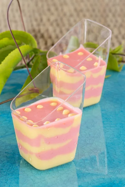 Aardbei en passion fruit mousse op blauw bord achtergrond — Stockfoto