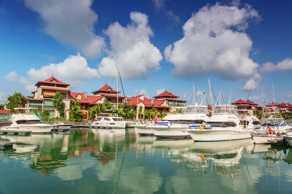 Лодки и жилая ария на острове Эден, Сейшельские острова — стоковое фото