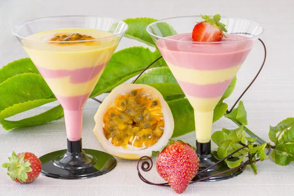 Passionsfrucht und Erdbeermousse — Stockfoto