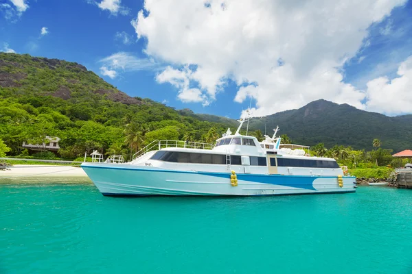 Лодка в тропической голубой лагуне — стоковое фото
