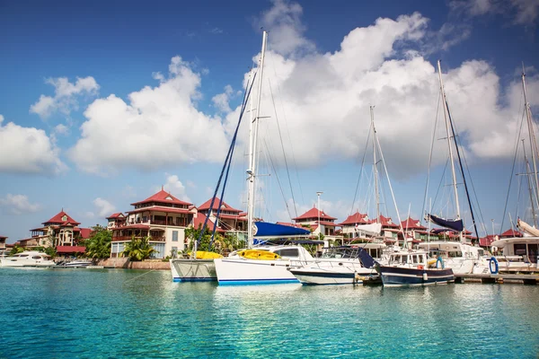 Човни і житлових aria в райський острів, Сейшельські острови — стокове фото