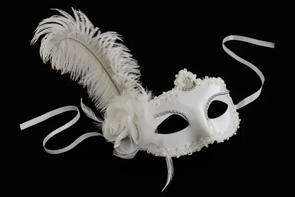 Máscara de carnaval blanca con pluma sobre fondo negro —  Fotos de Stock